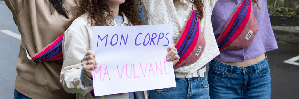Petit groupe de femmes militantes portant des vulvanes