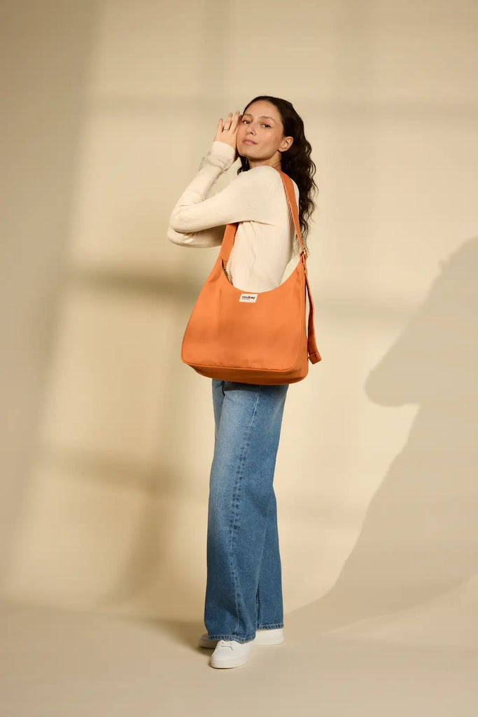 Sac claire hobo couleur sienne porté épaule femme