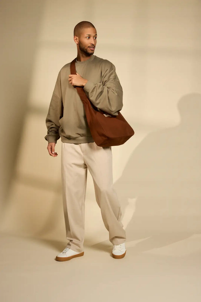 Sac Claire hobo couleur chocolat porté bandoulière homme
