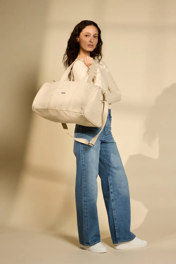Sac week-end Gabriel jute porté par une femme