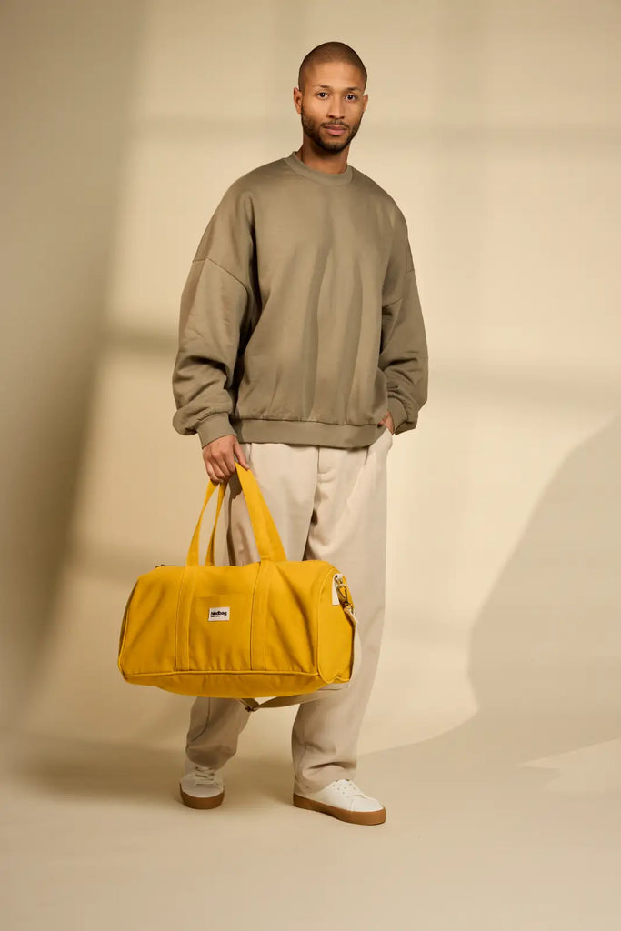 Sac week-end Gabriel couleur safran porté homme