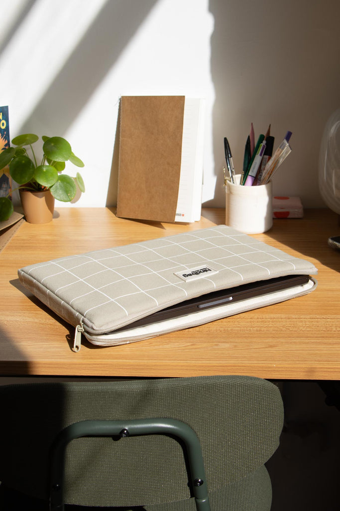 Housse d'ordi ava carreaux vert argile / blanc intérieur