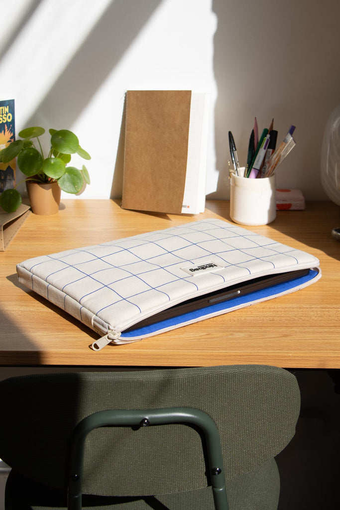 Housse d'ordi ava carreaux écru / bleu intérieur