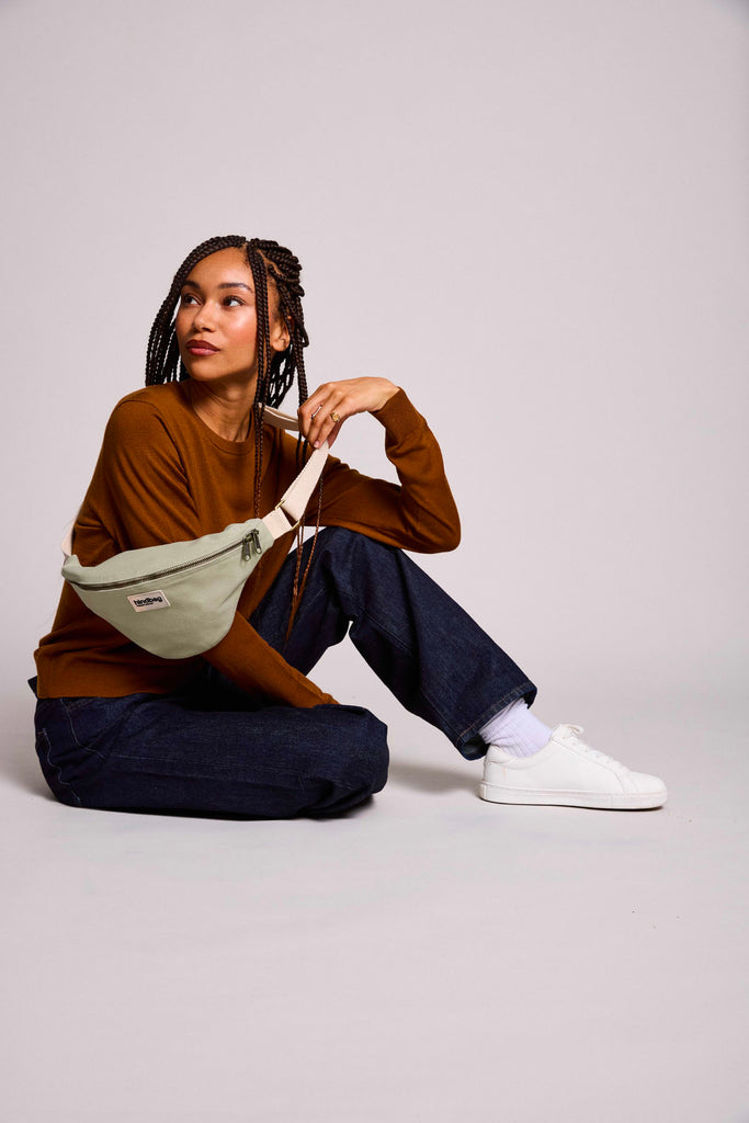 banane olivia vert argile portée femme côté