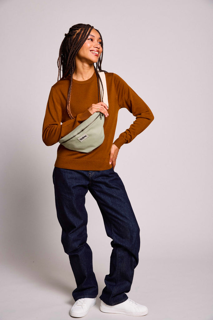 banane olivia vert argile portée femme face