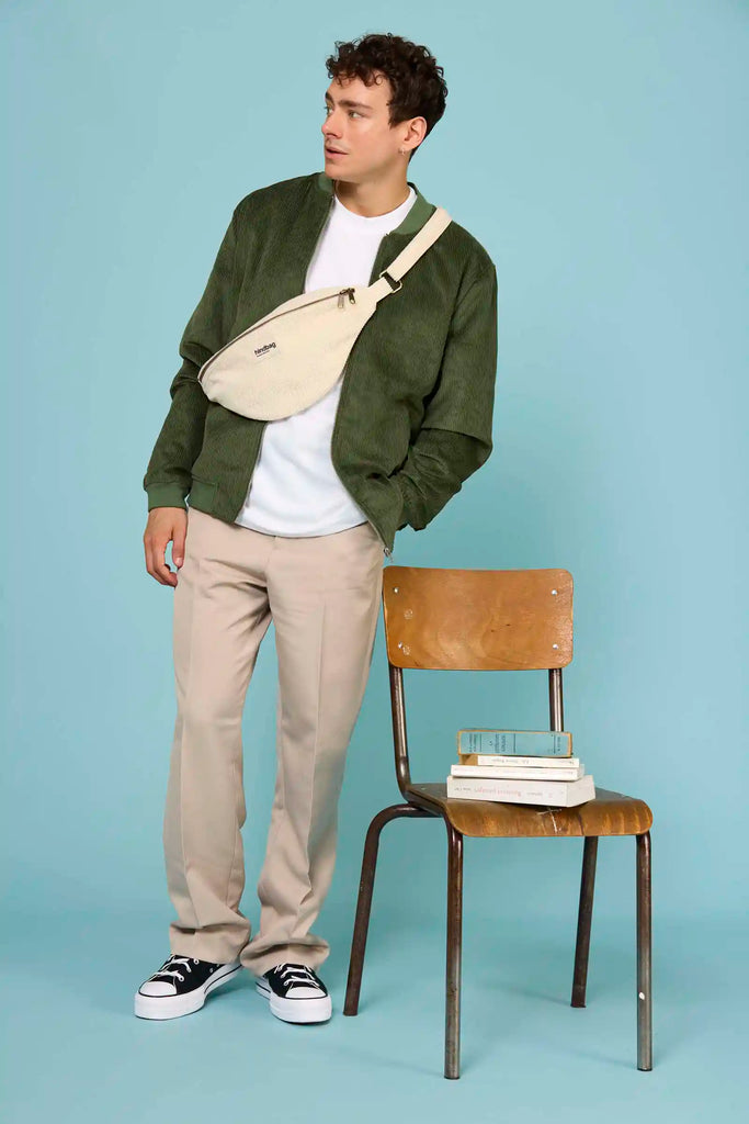 sac banane sasha velours beige porté homme