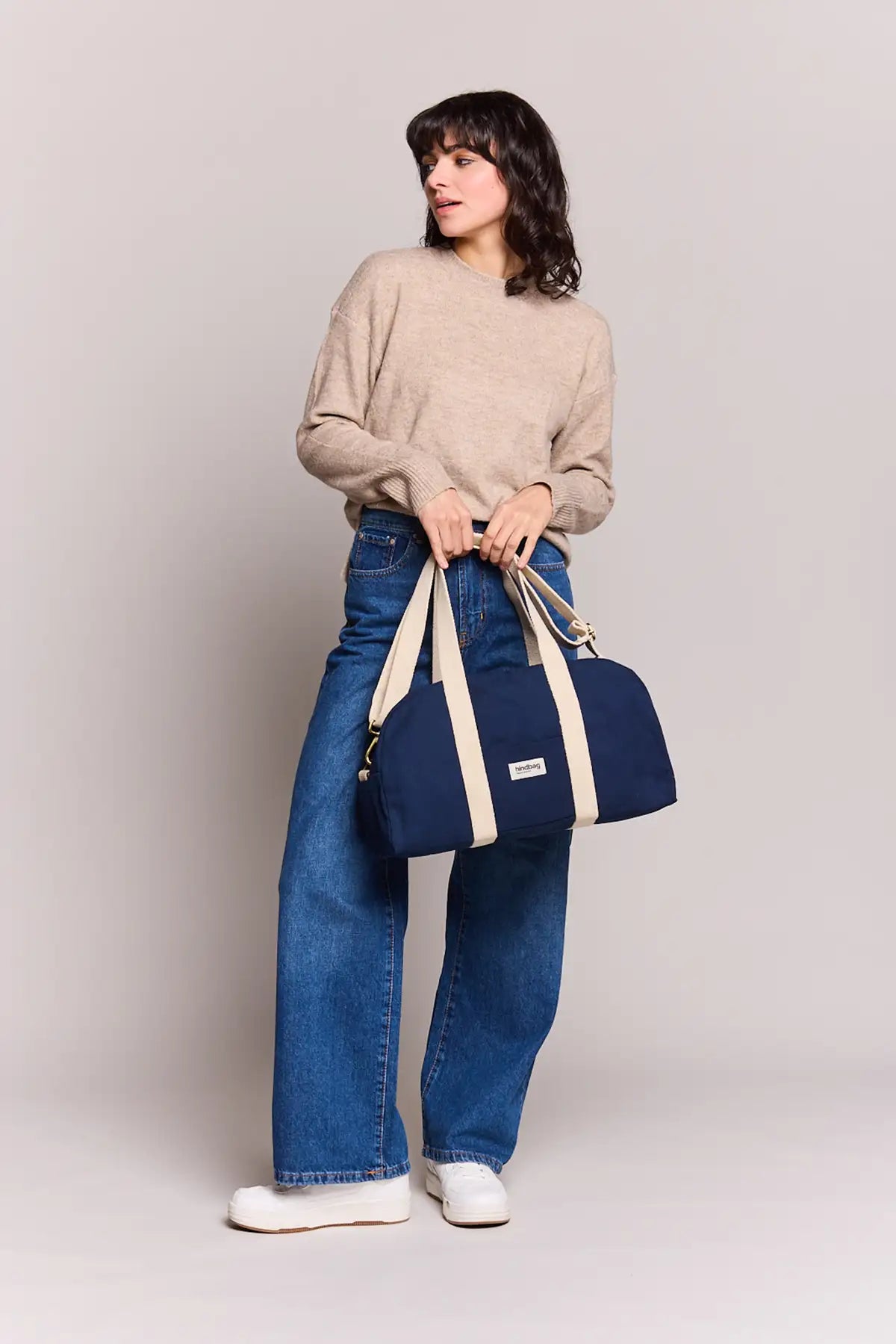 Un Homme Et Une Femme Assis Sur Une Chaise En Sac De Haricots Avec Un Chien Wxdjv5rnq0i Un Homme Et Une Femme Assis Sur Une Chaise En Sac De Haricots Avec Un Chien Wxdjv5rnq0i