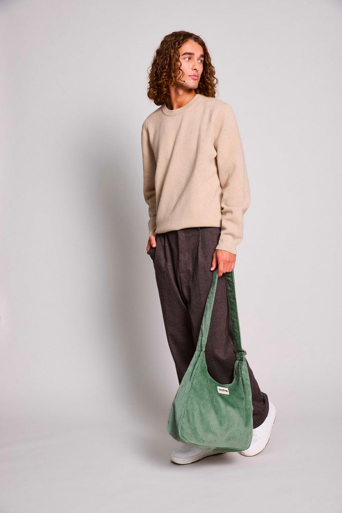 sac claire velours vert d'eau porté homme