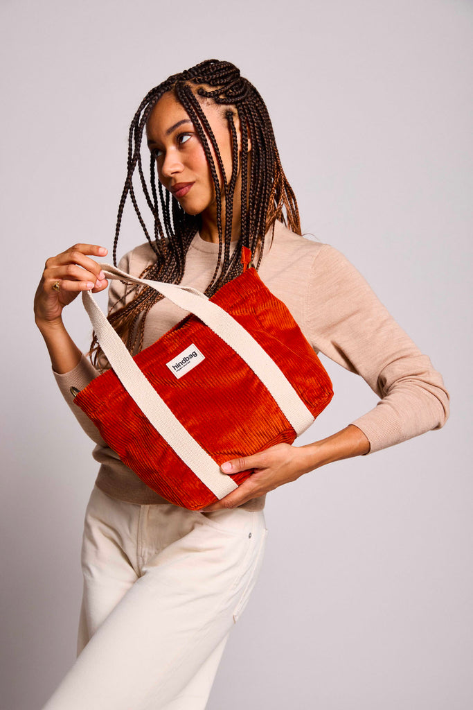 sac louise velours brique porté femme